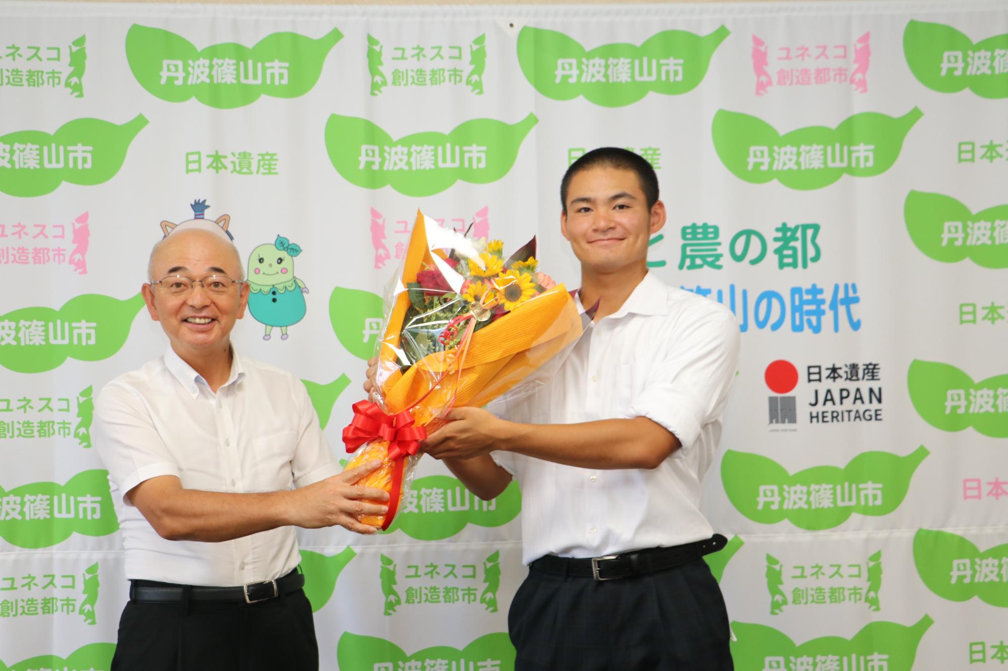 市長から中森選手へ花束贈呈