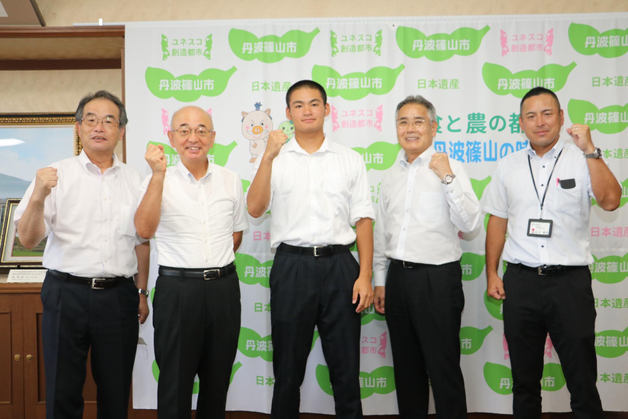 中森選手と市長、副市長、教育長、社会教育課辻川係長が並んでガッツポーズ