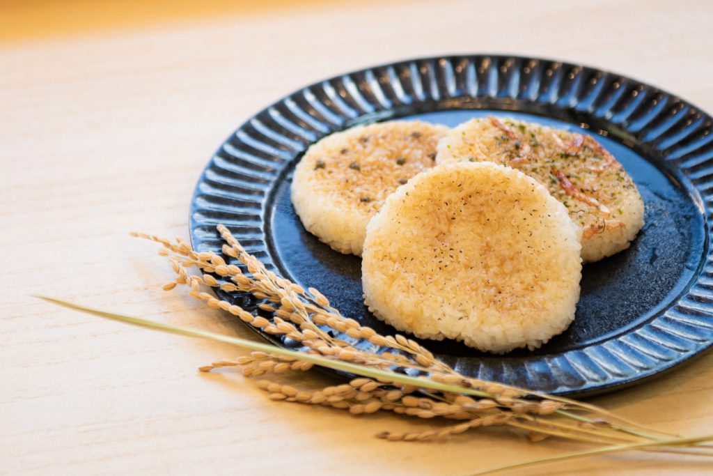 醤油・山椒・黒豆味噌のおにぎりがお皿に盛りつけてある
