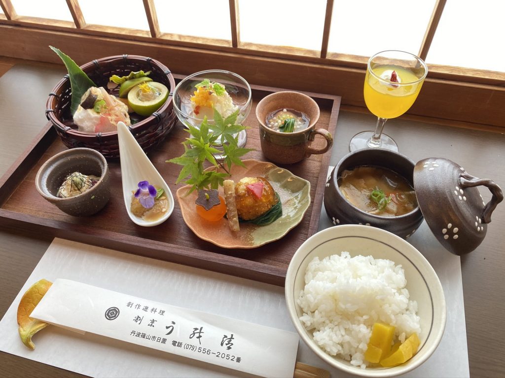 コシヒカリのごはん、猪汁、山の芋や黒豆を使った高城御膳