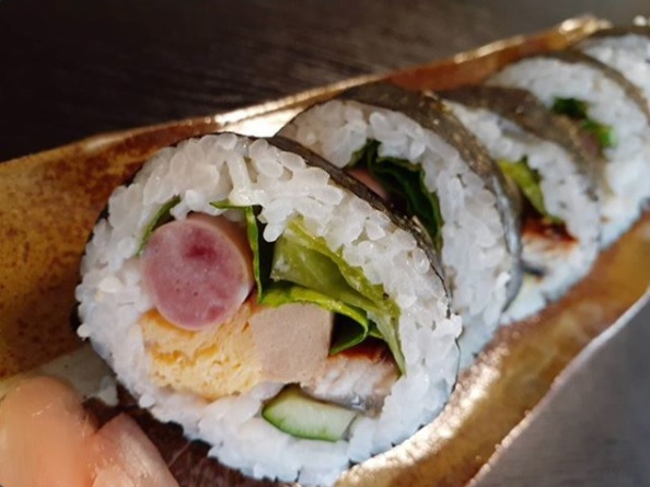 猪肉ウィンナーにレタス、胡瓜、卵、高野豆腐、うなぎを巻き込み、トマトケチャップがアクセント）