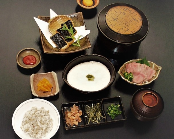 麦ごはんにお出汁の効いたとろろ、山の芋の磯辺揚げがついた御膳