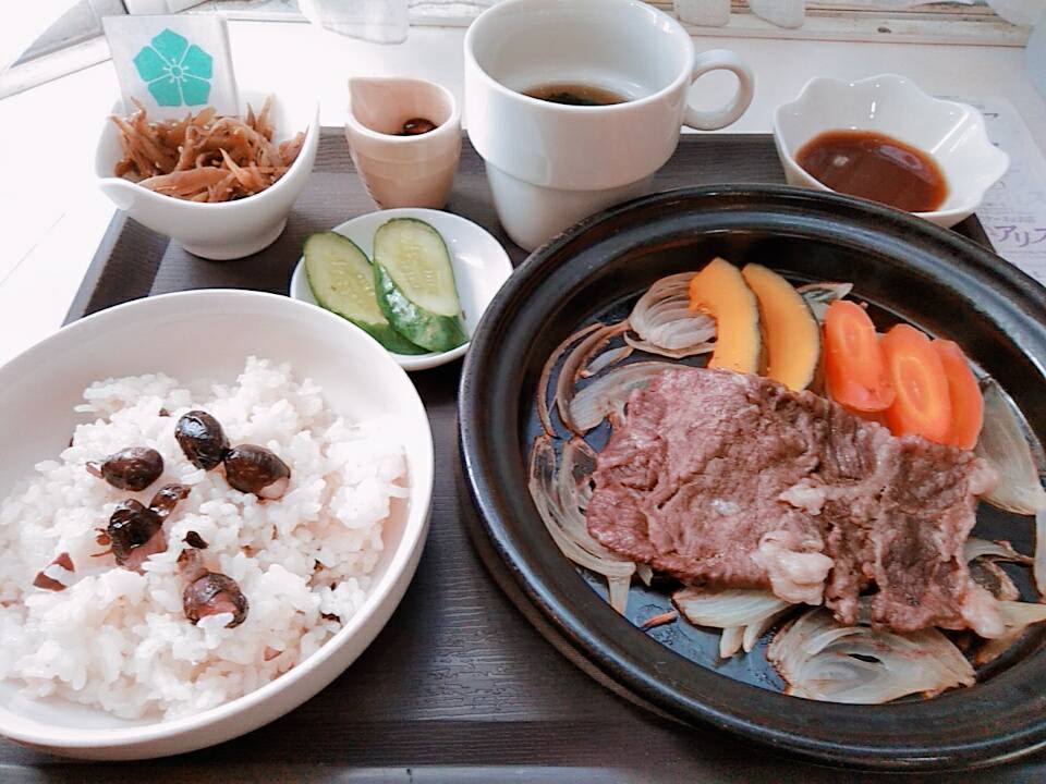 丹波篠山牛タジン鍋、住山ごぼうのきんぴら、丹波篠山黒豆の煮豆、黒味噌のお味噌汁、黒豆ごはん、香の者