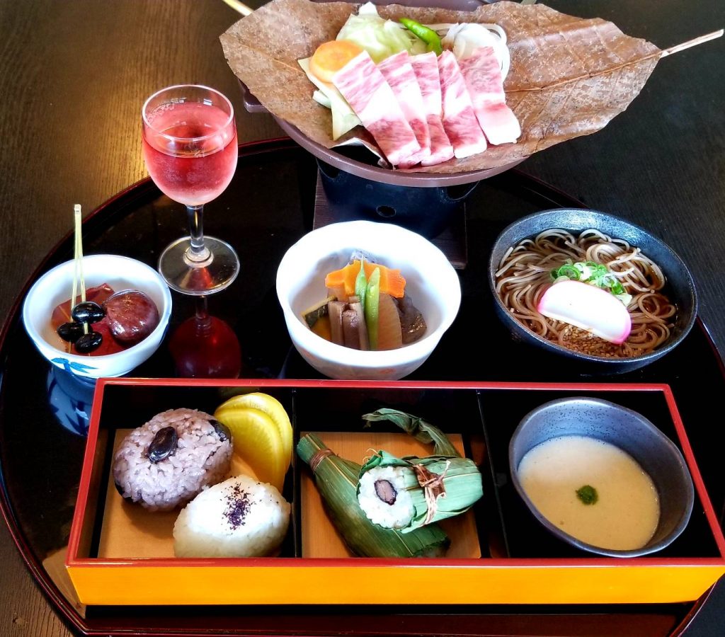 丹波篠山牛朴葉焼、山の芋そば、山の芋とろろ、笹蒸しおこわ、黒豆ごはん、白ごはん、野菜の炊き合わせ、黒豆煮、渋皮煮、黒豆ジュース