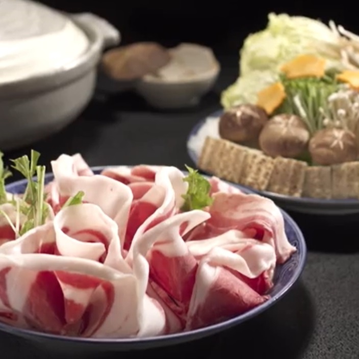 栗入り味噌のぼたん鍋（カルビ肉、特選ロース肉使用）の材料が並んでいる