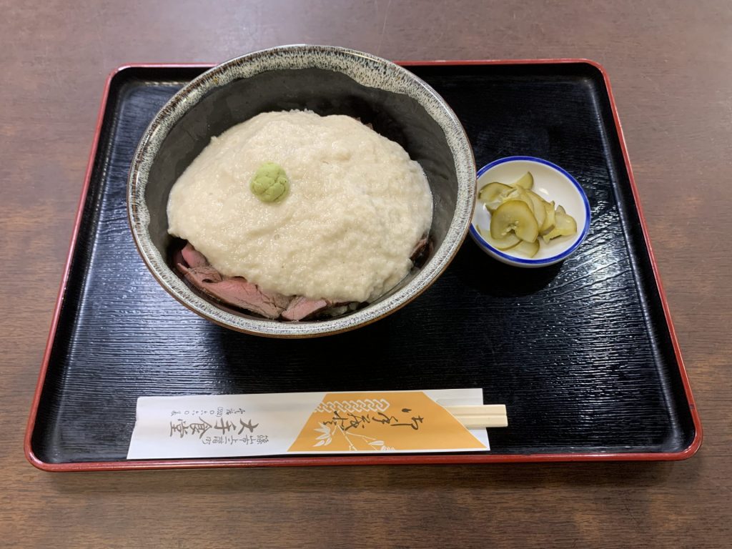 牛とろ丼がお盆にのっている
