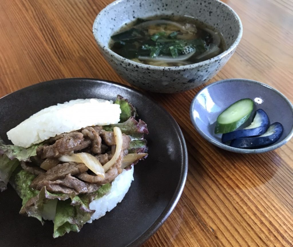 シシバーガーが器に盛られている