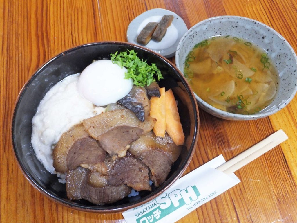 シシ丼が器に盛られている