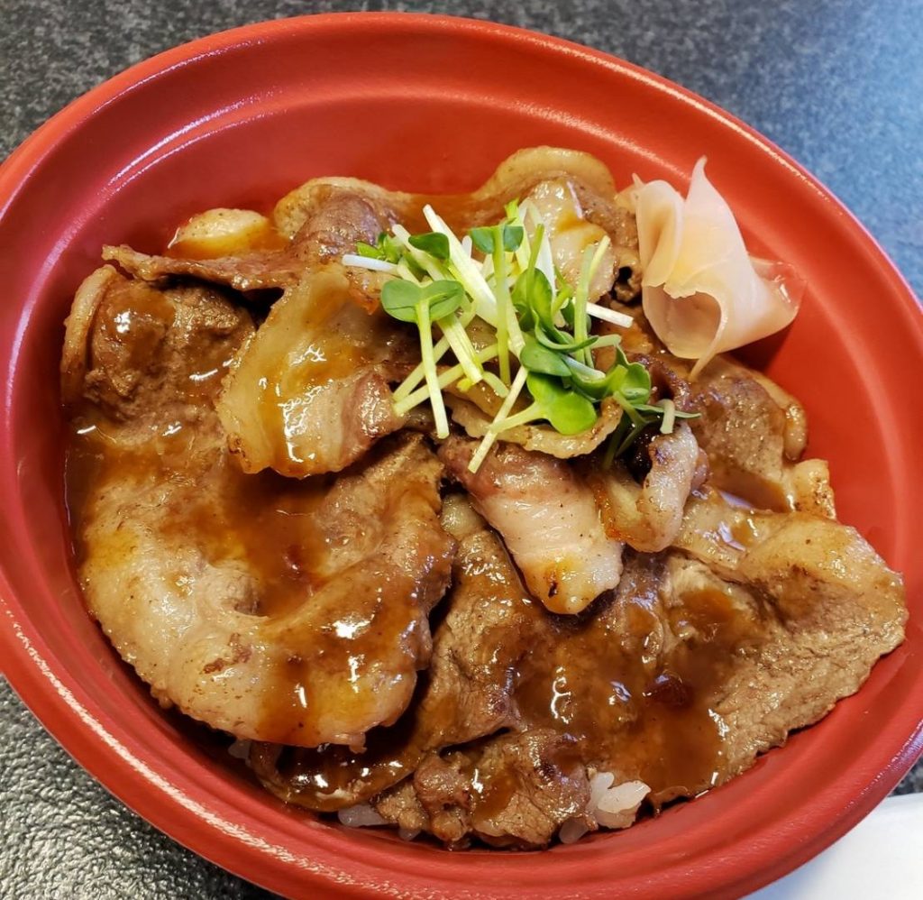 猪焼丼が器に盛られている