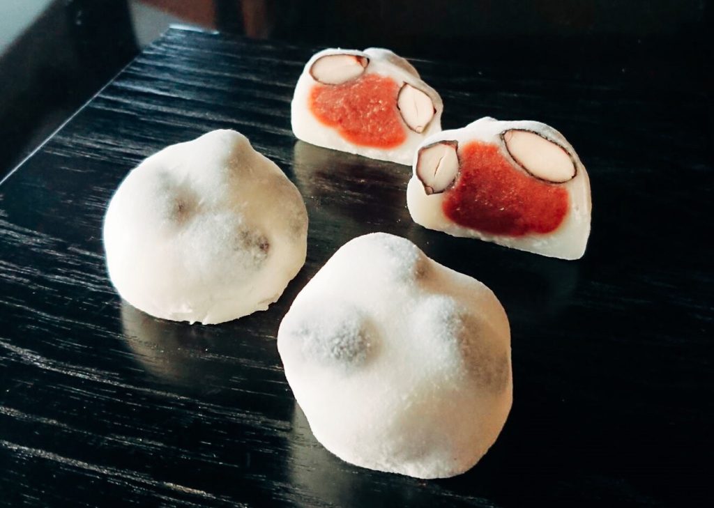 栗大福が手前に2個、奥の2個は半分に切ってあり大福の中身が見えている