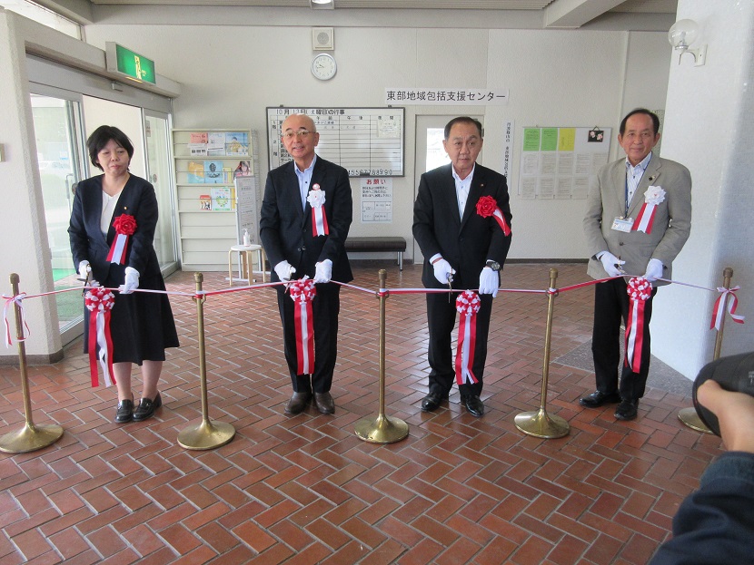 4名がテープカットを行っている