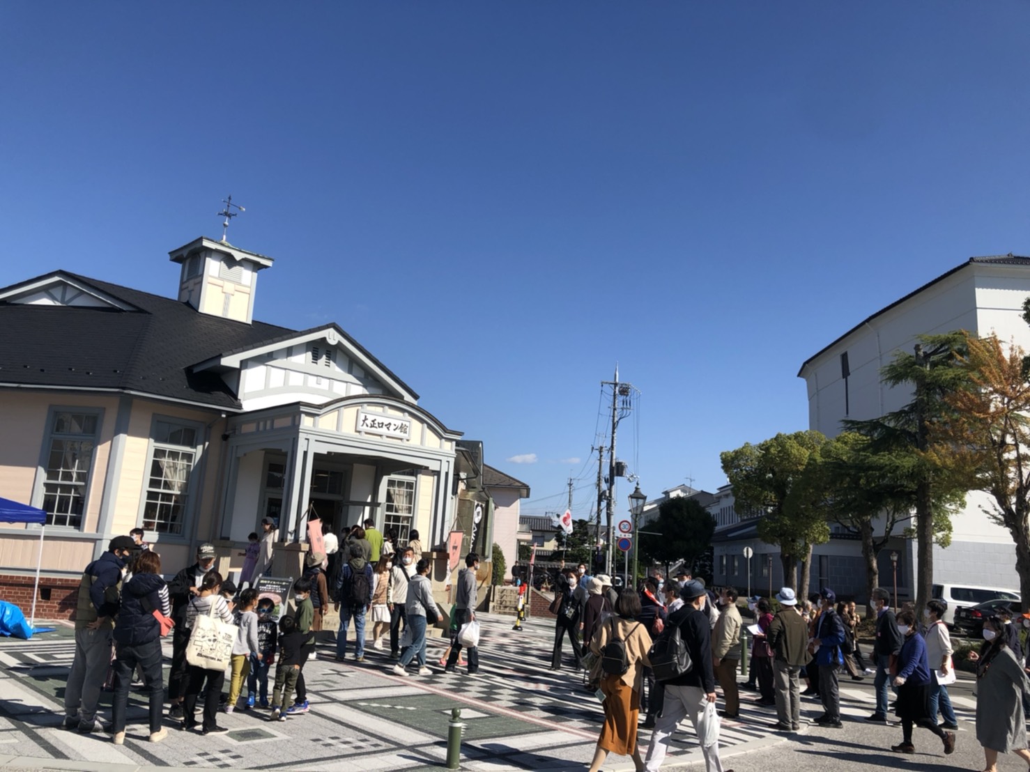 大正ロマン館前を歩道いっぱいに歩く観光客