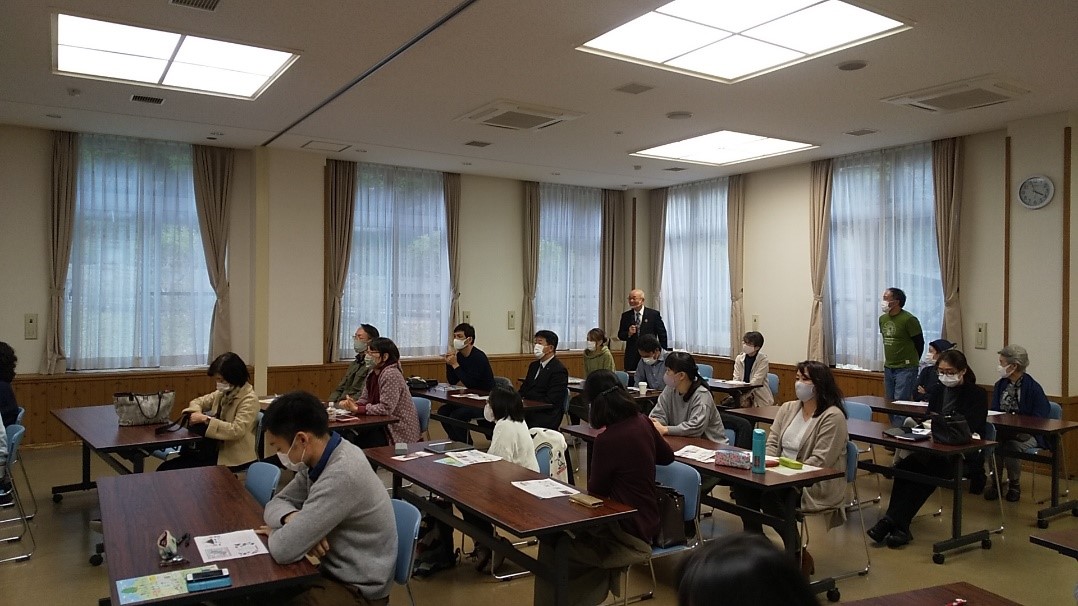 マイクを持って話す市長