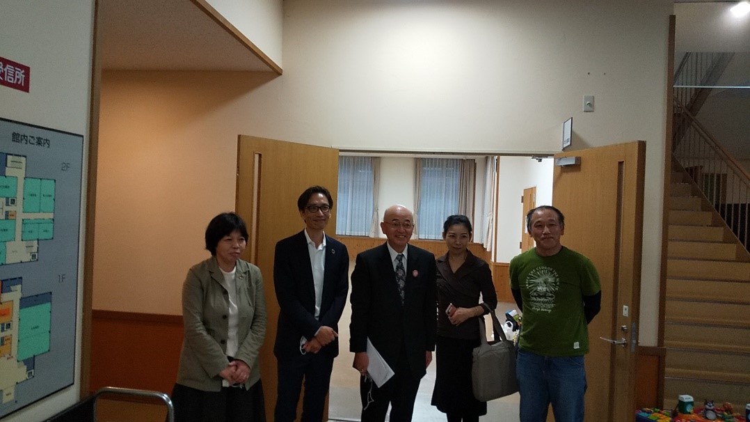 講師の先生や関係者と写真を撮る市長