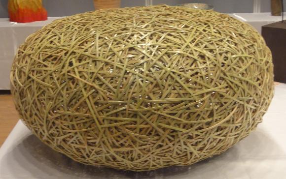竹細工の作品。細い竹を組み合わせて繭のような形にした作品。