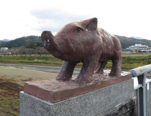 橋の欄干にイノシシ像がついている