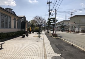 無電柱化工事前のロマン館西側広場。歩道が狭く、街路樹やベンチがある