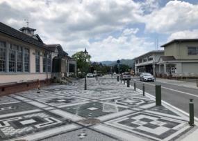 無電柱化工事後のロマン館西側広場。歩道が拡張され、街路樹やベンチは撤去。歩道のタイルはきれいな模様になっている。