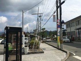 無電柱化工事前の市道大手線。電話ボックスやモニュメント、自販機がある。