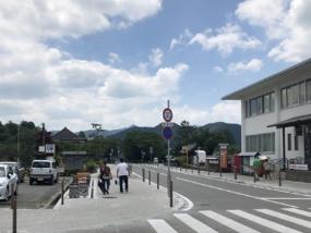 無電柱化工事実施後の市道大手線。建造物が撤去され大書院まで見渡せるようになった。