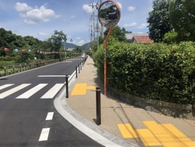 工事後の市道城東線。木は撤去され、歩道にポールが設置された。