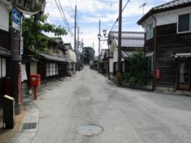 上河原町工事前。道路には電柱がある。