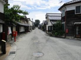 工事後の上河原町。電柱がなくなり、景観がよくなっている。