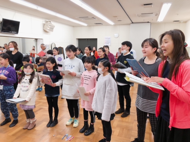 出演者の方たちが台本のようなものをもって、声を出して練習している写真