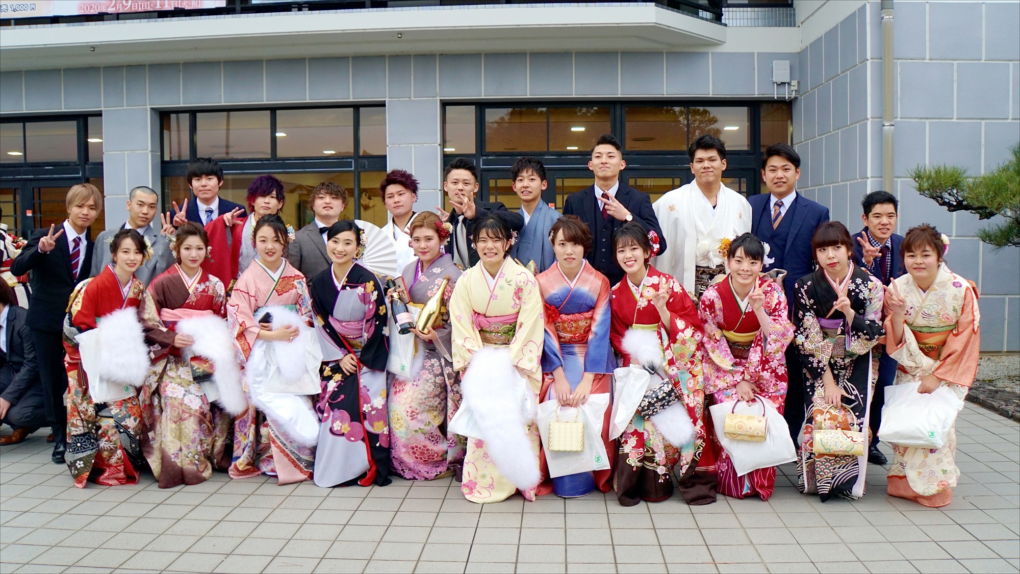 田園交響ホールの外で24人の新成人のみなさん