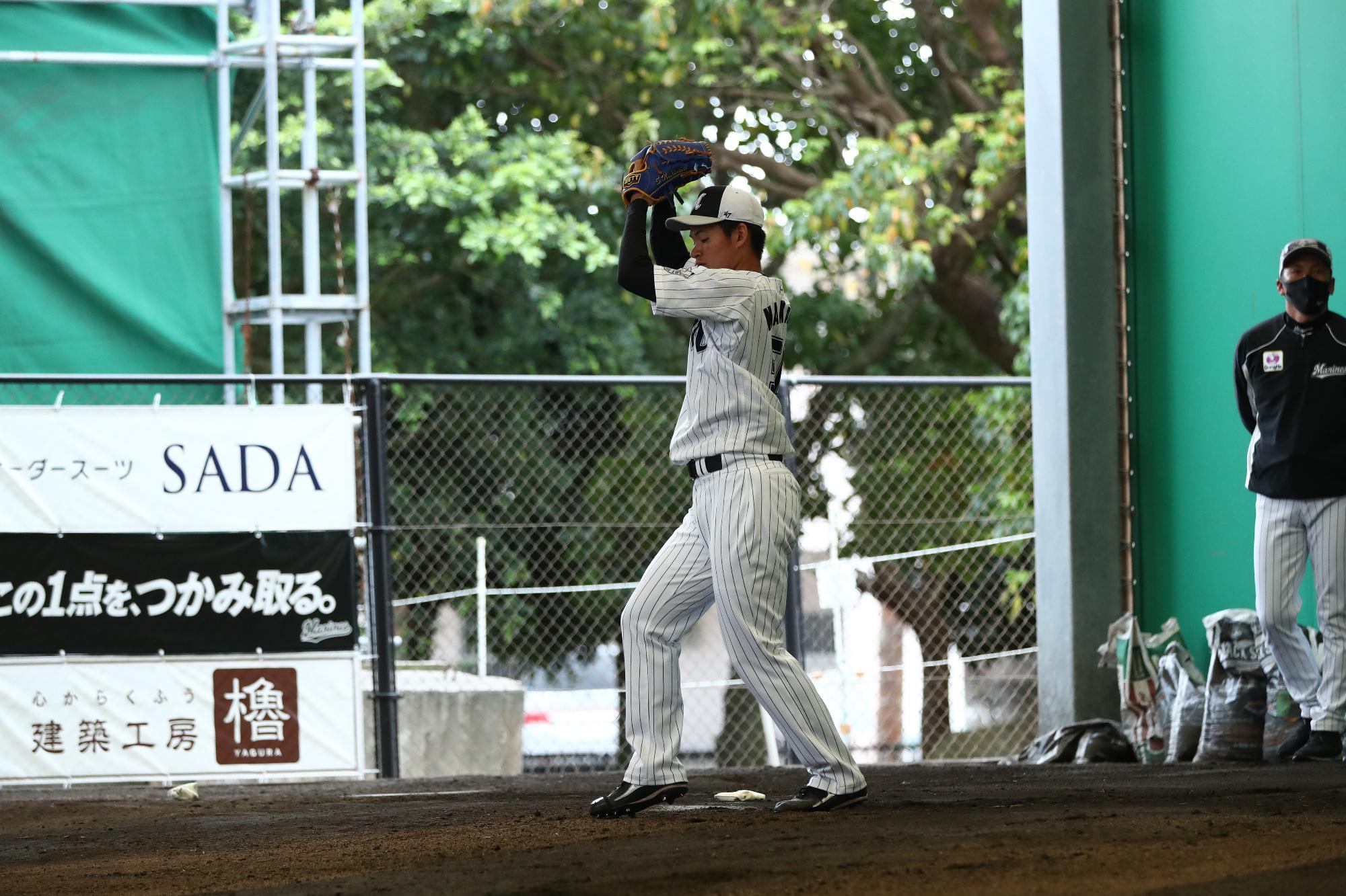 中森投手の投球練習。振りかぶっている。
