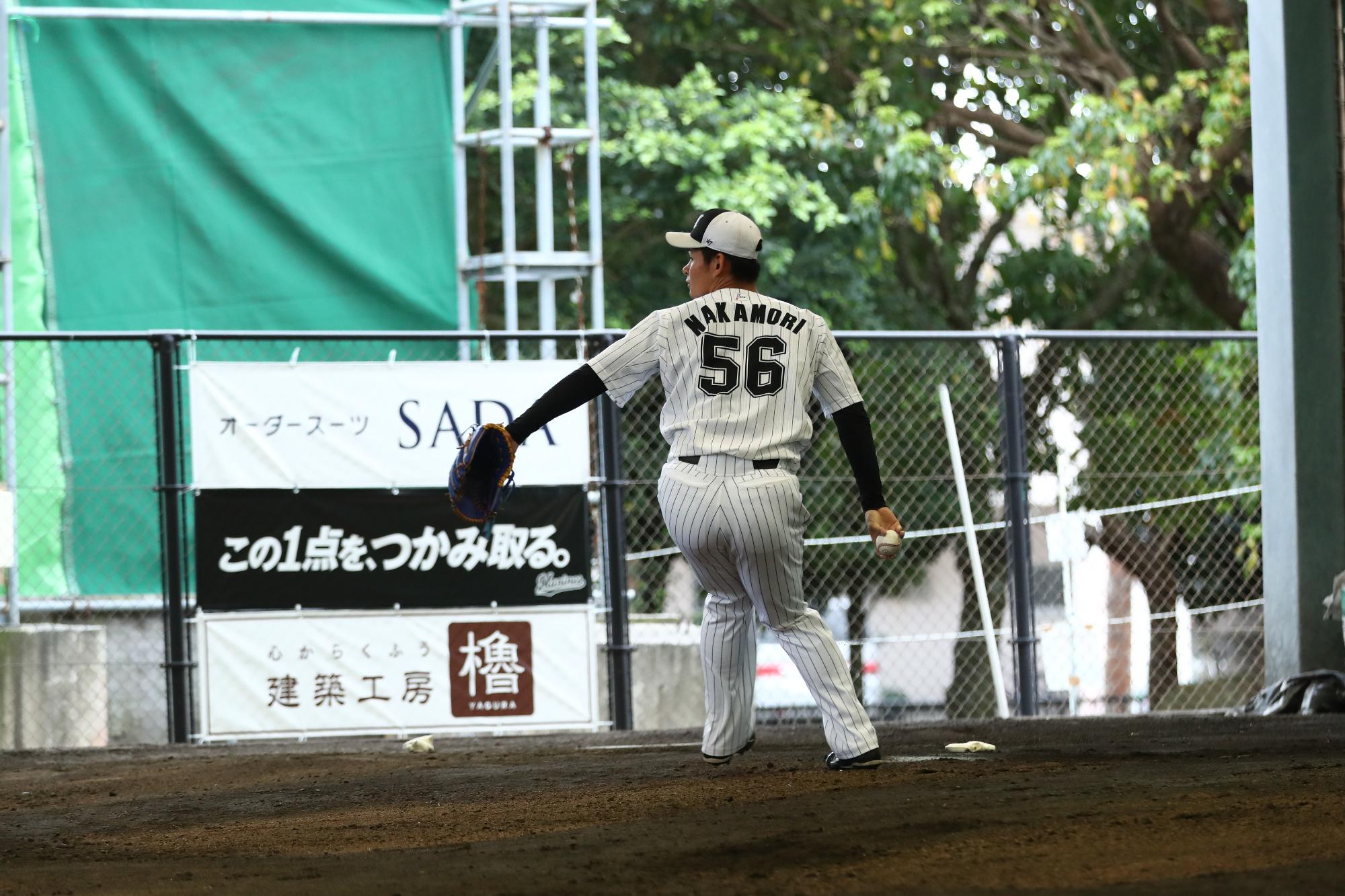 中森投手の投球練習。踏み込んで投げようとしている。