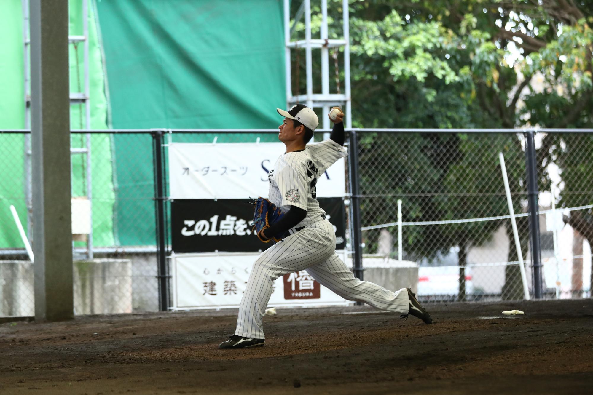 中森投手の投球練習。ボールを投げようとしている。