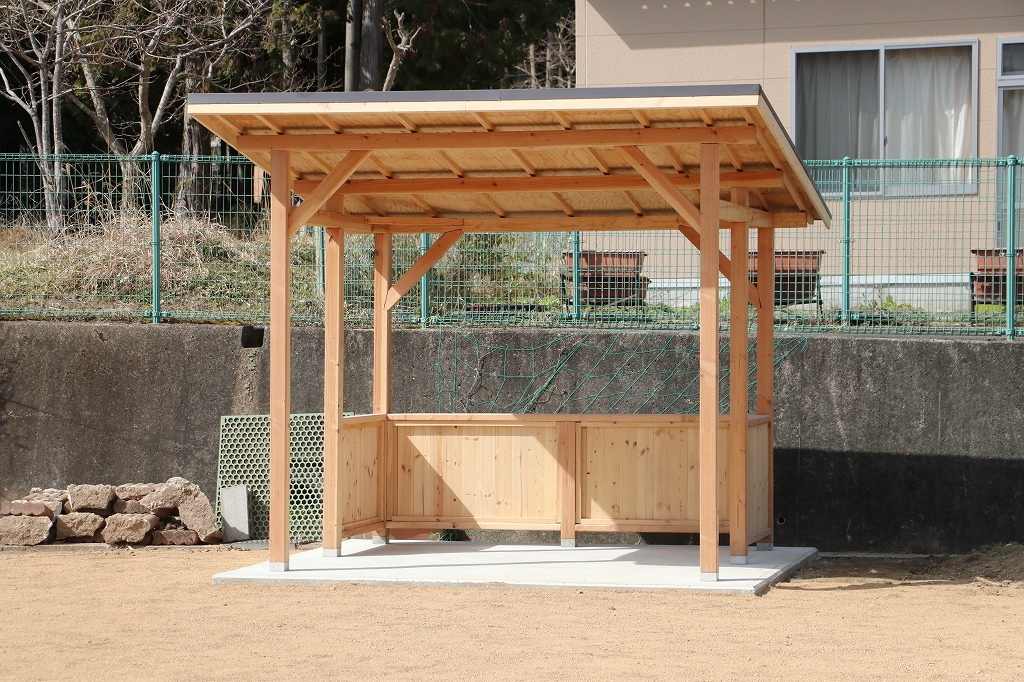 木製の東屋。
