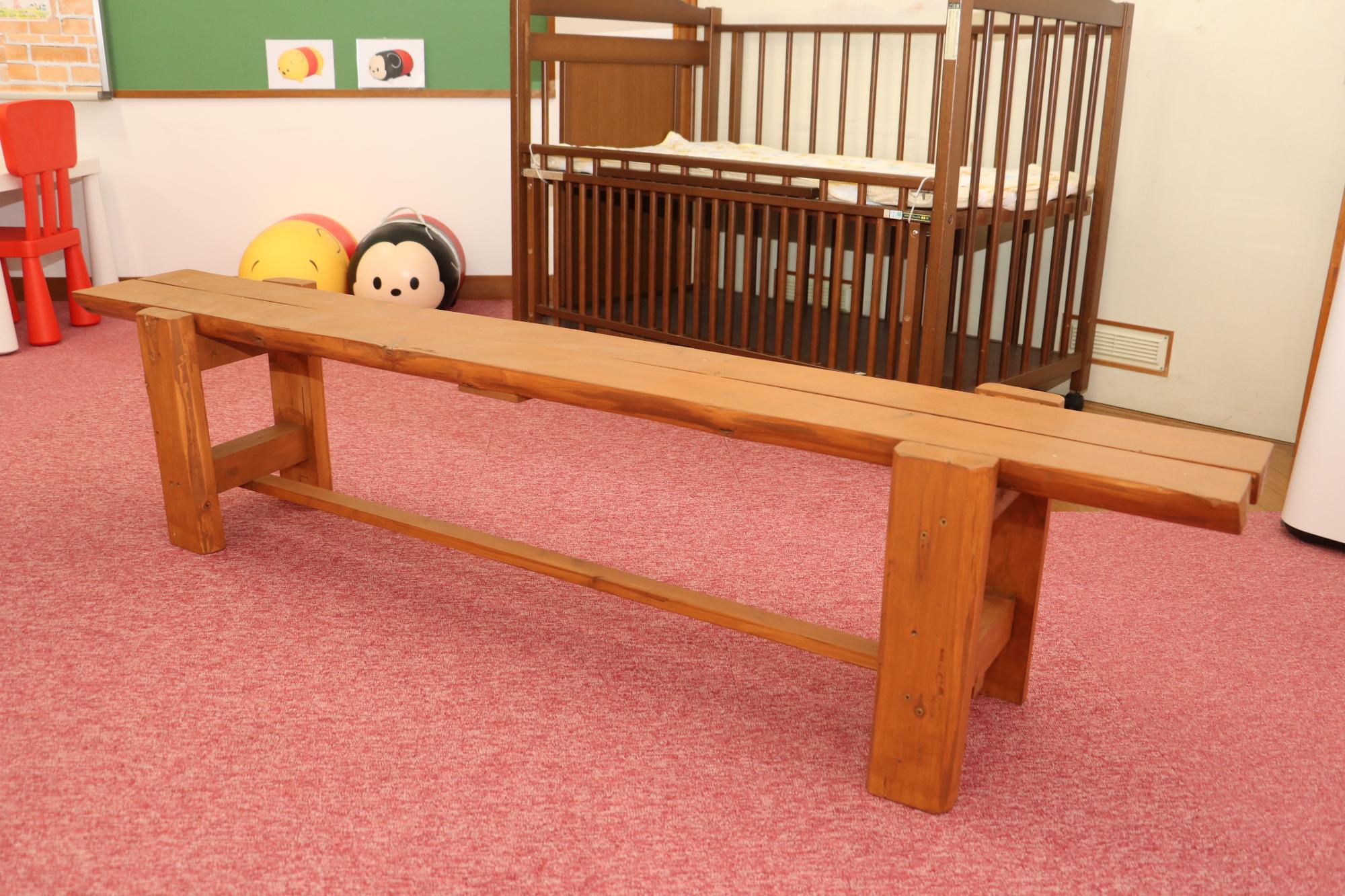 細長くて背もたれはない木製の椅子。