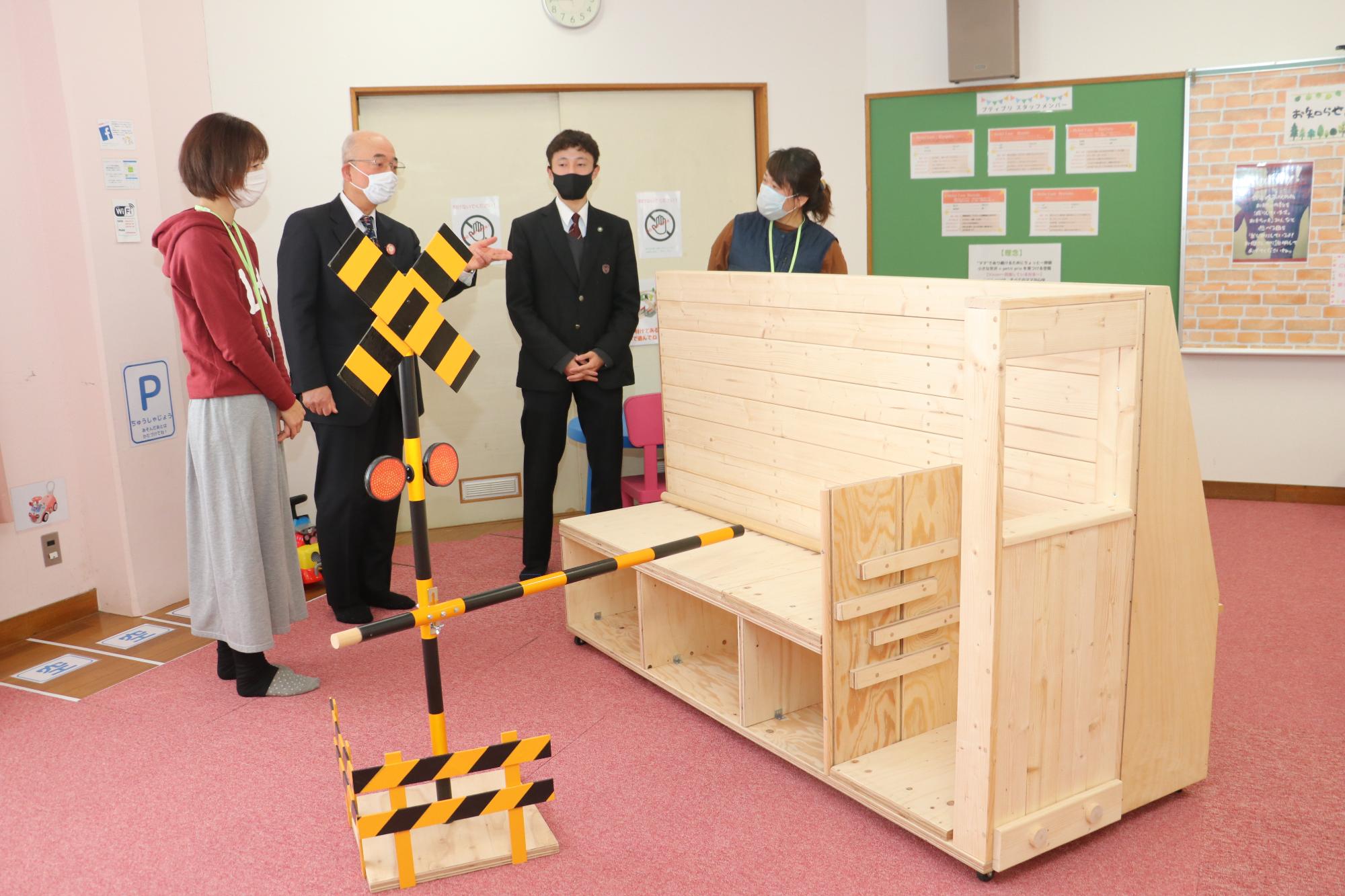 木製の踏切と本棚。