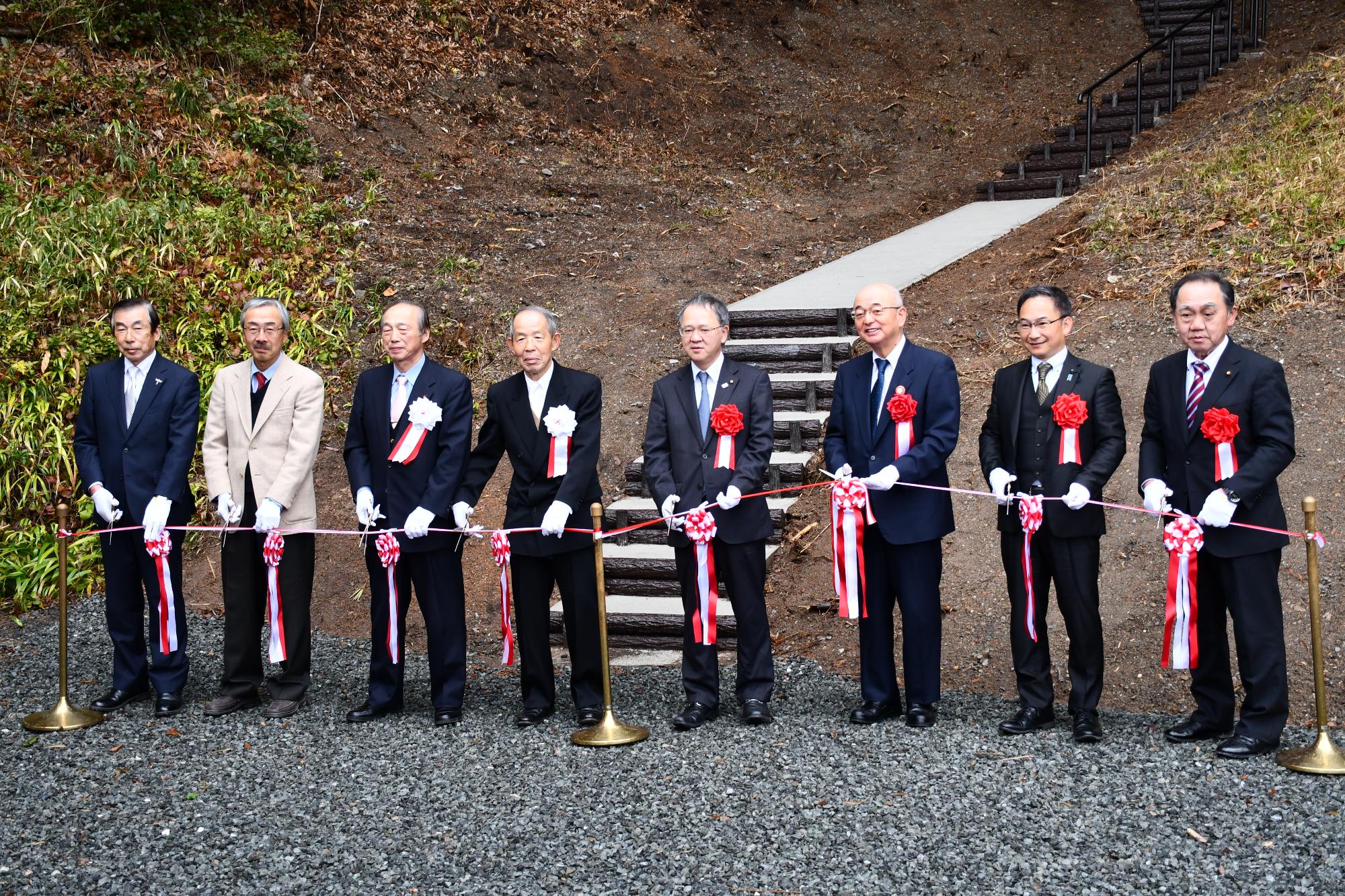 テープカットをする関係者と来賓の皆さん