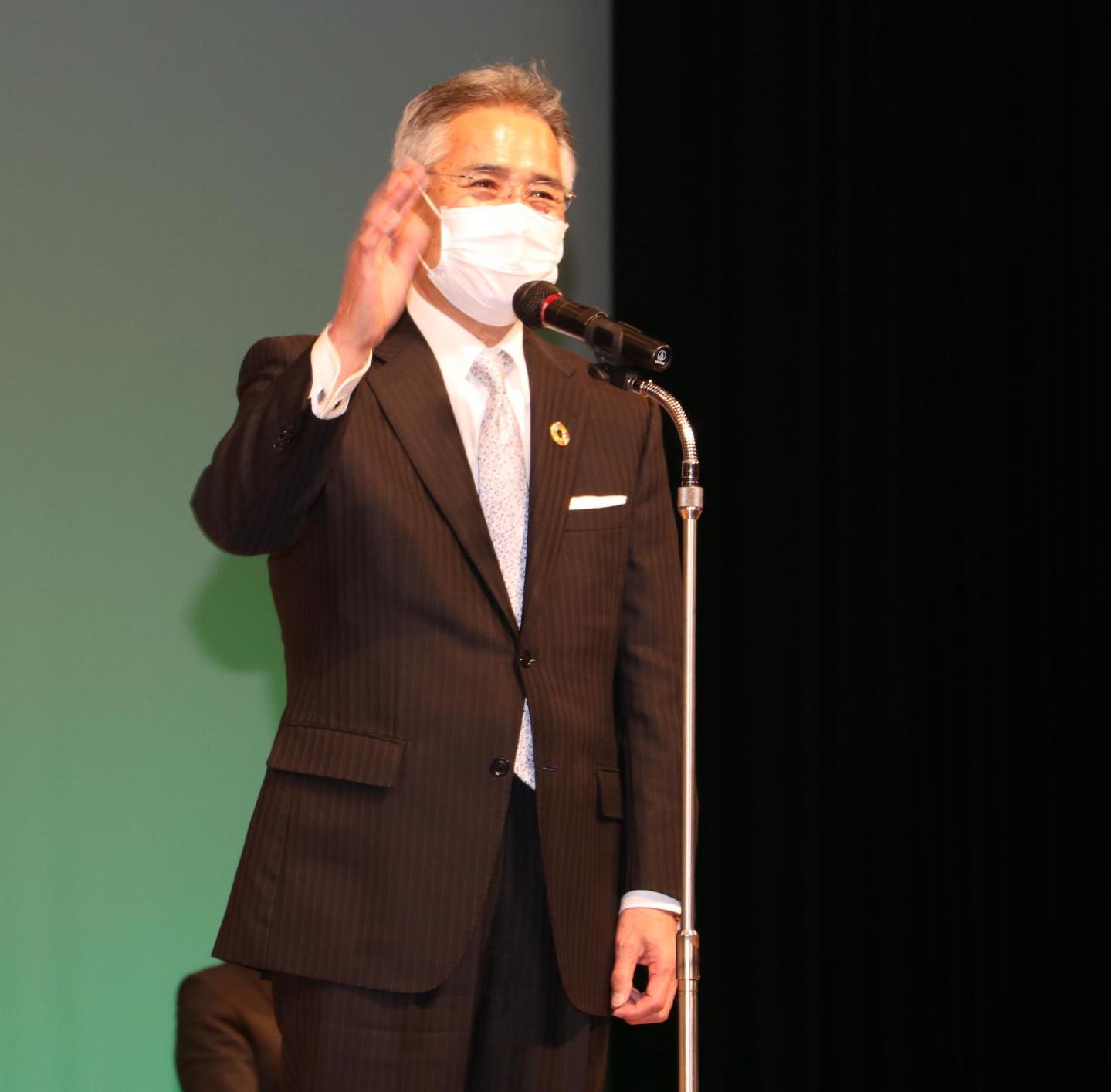 笑顔で退任のあいさつをされている