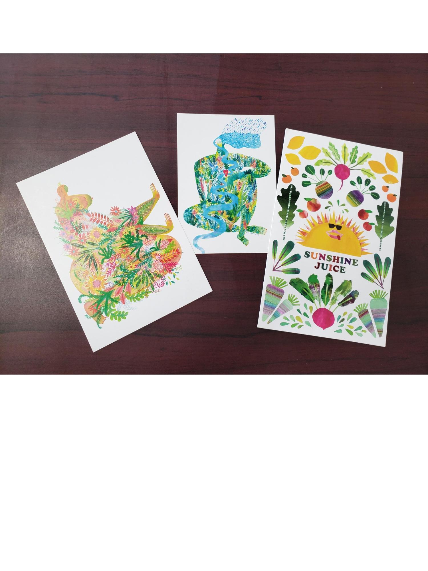 草や花をモチーフにしたポストカードが並んでいる