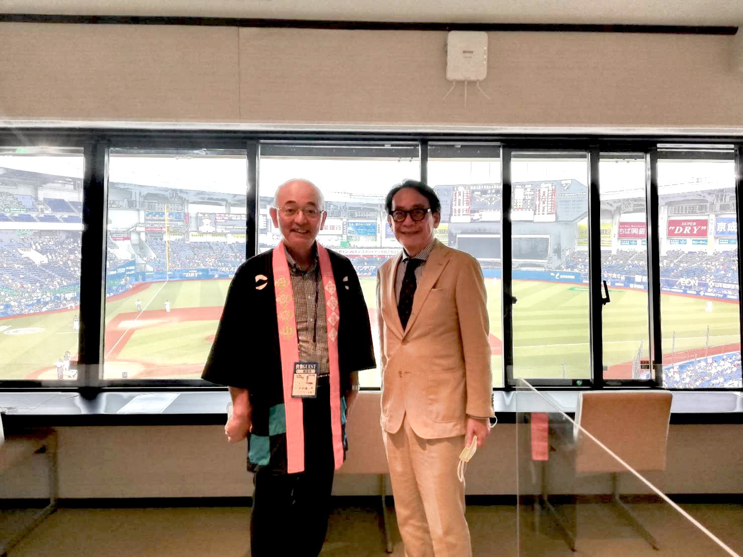 ハッピを着た市長と千葉ロッテ球団社長の記念撮影