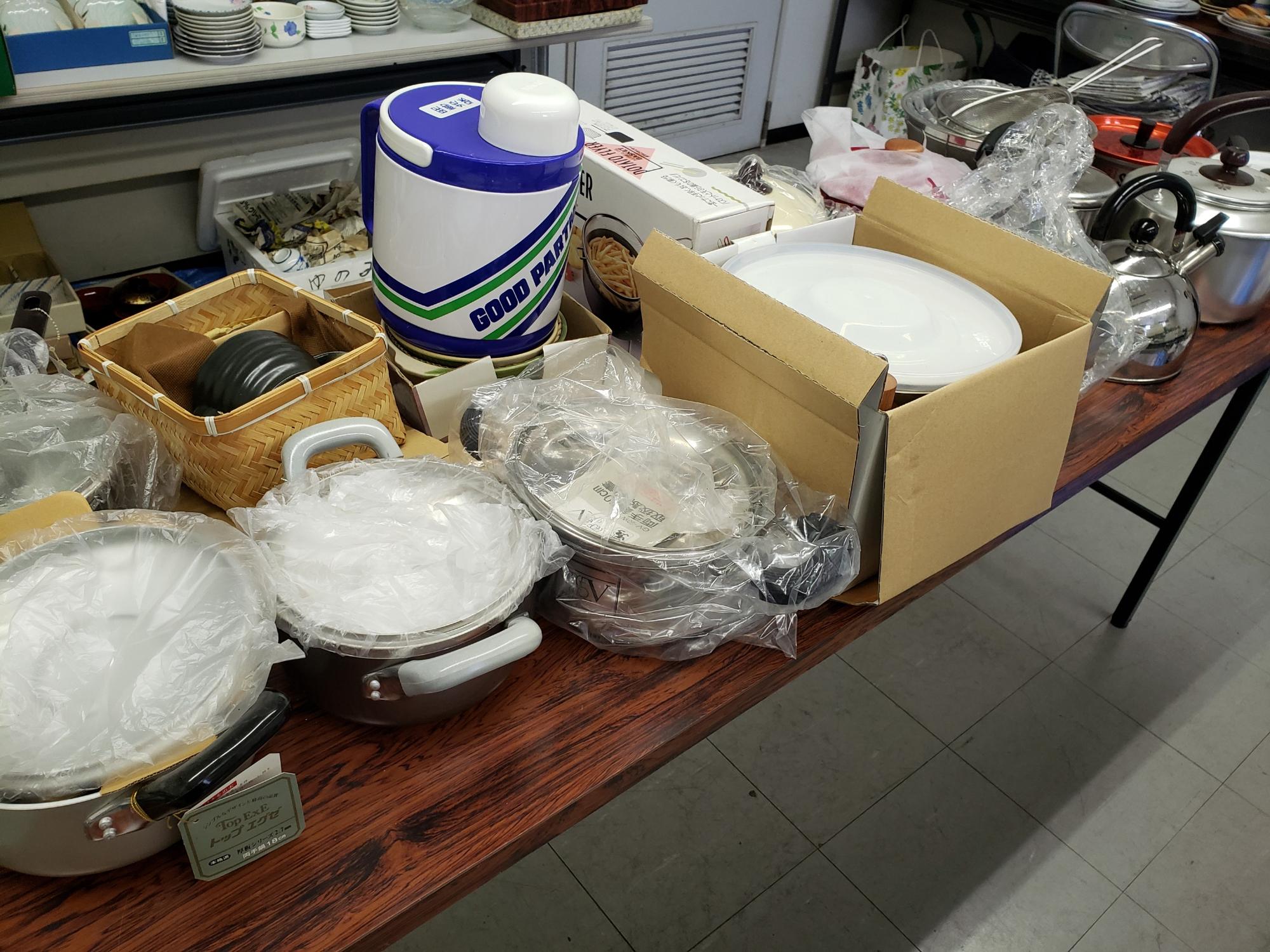 机の上になべややかんが並べられている