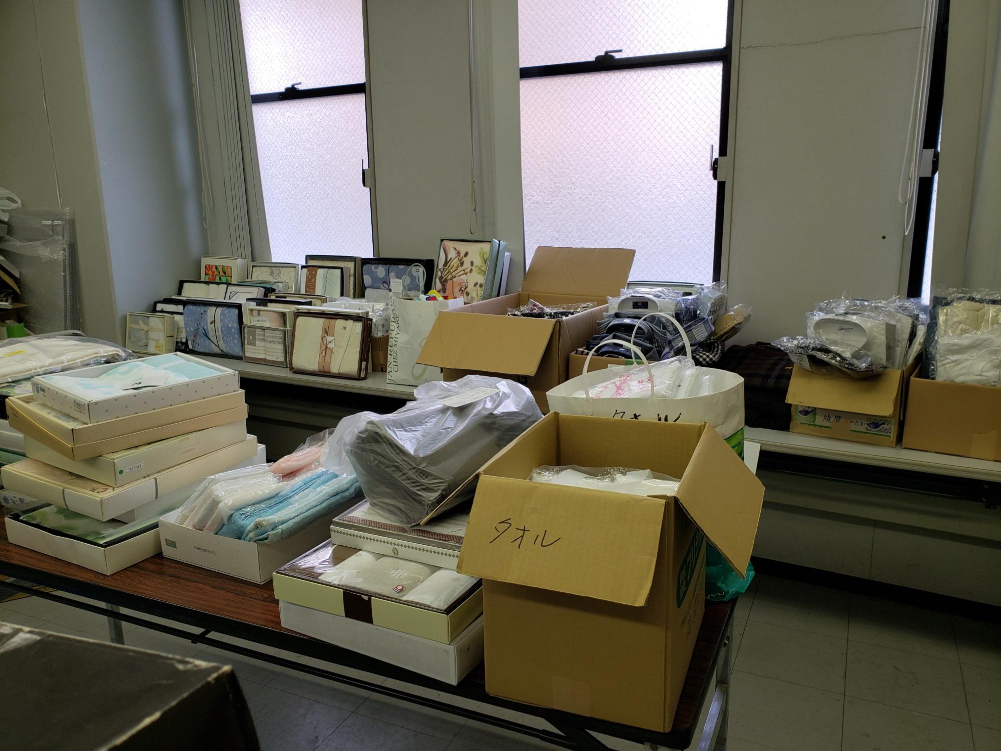 机の上にタオルが並べられている