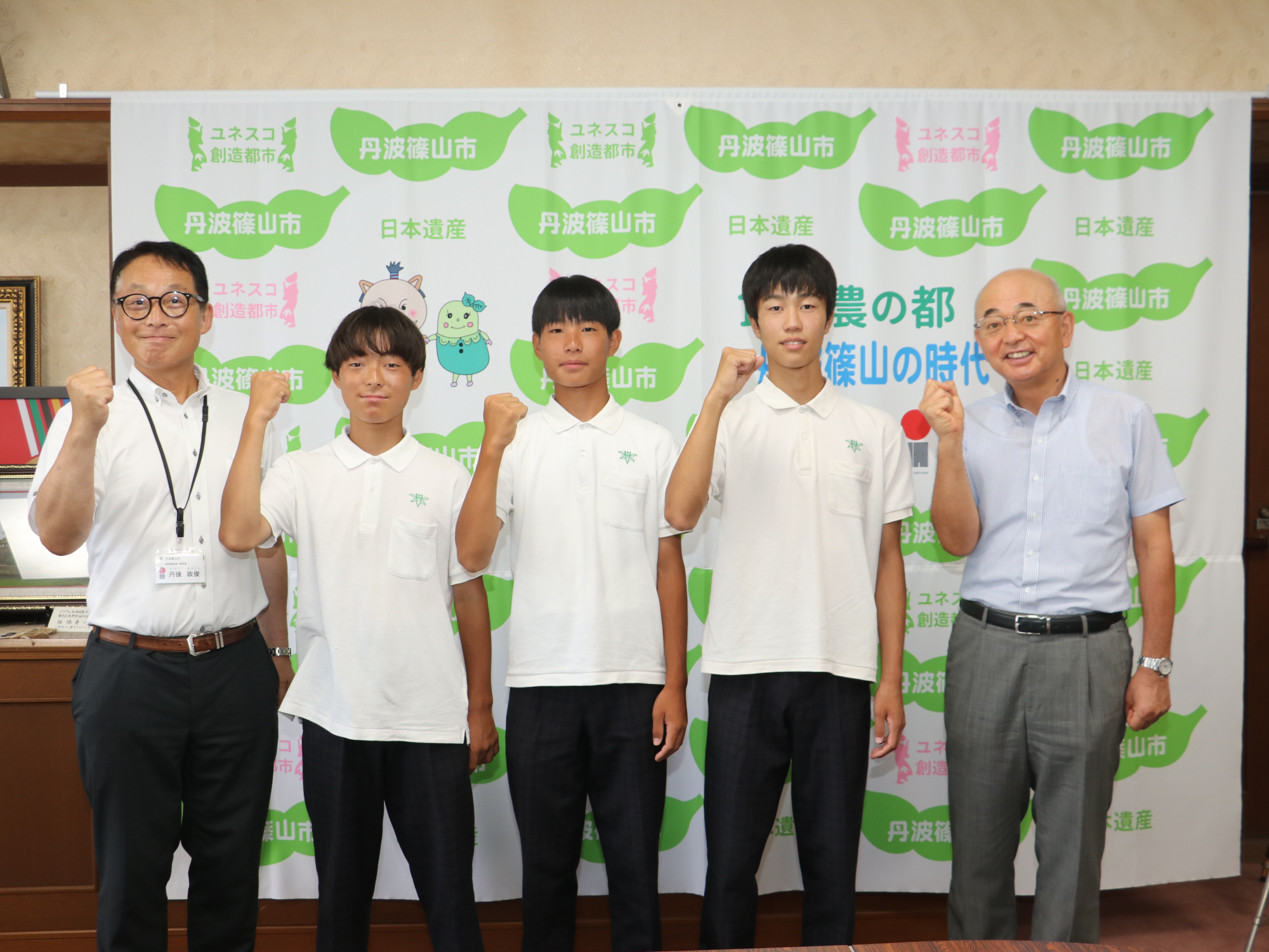 市長・教育長とその間に男子中学生が制服を着て立っている