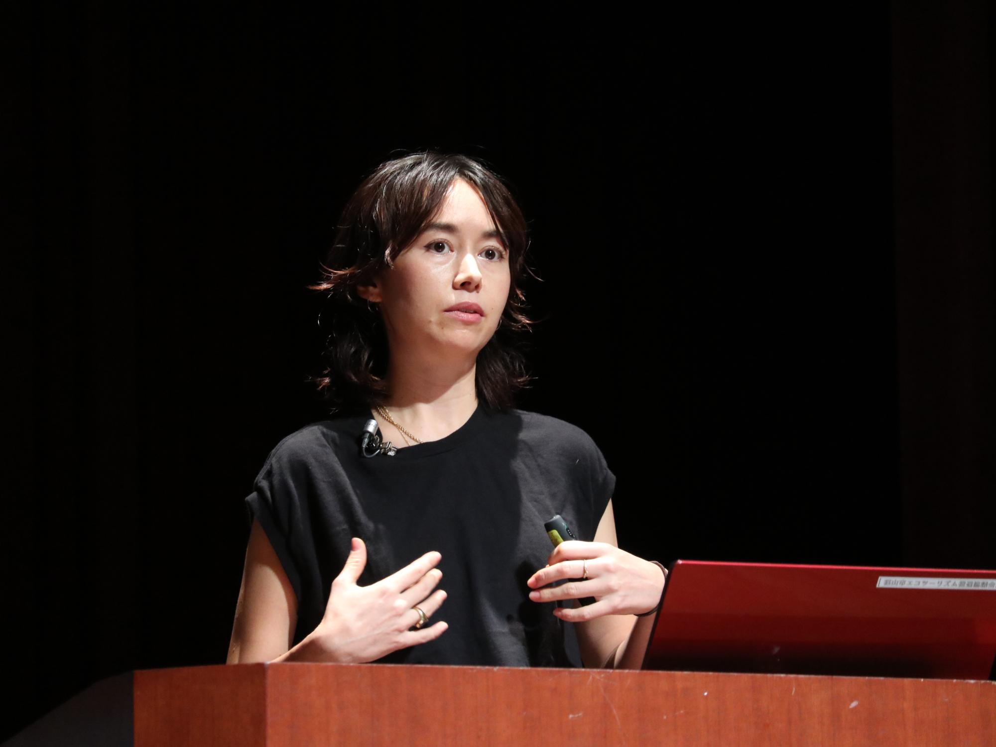 身振り手振りをまじえて女性が説明されている