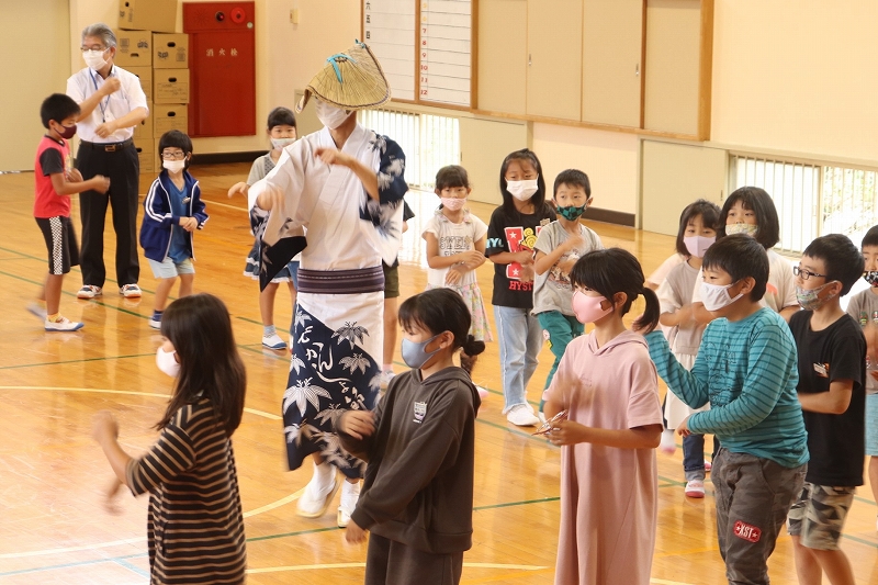 子ども達が輪になってデカンショを踊っている。