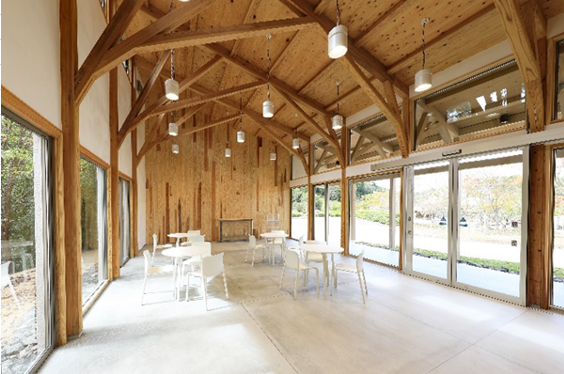 ガラス張りの休憩スペースに椅子とテーブルが置いてある