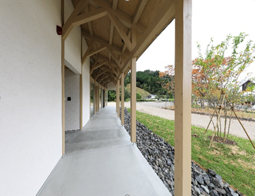 サイクルステーションの縁側