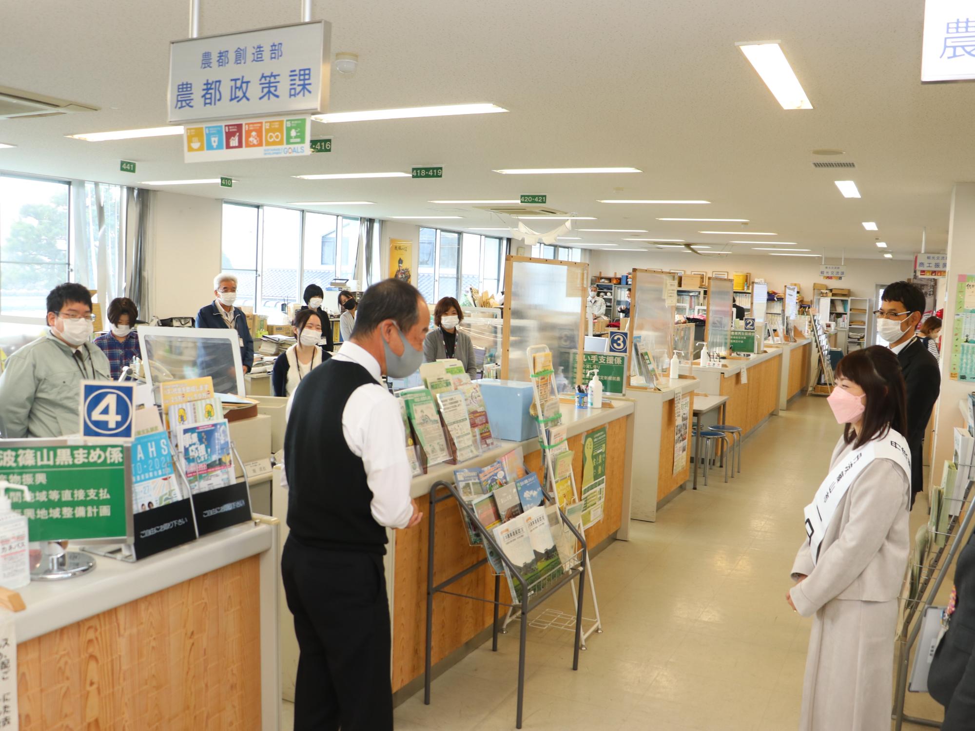 一日秘書と一緒に庁舎内をまわって職員を激励する熊谷市長