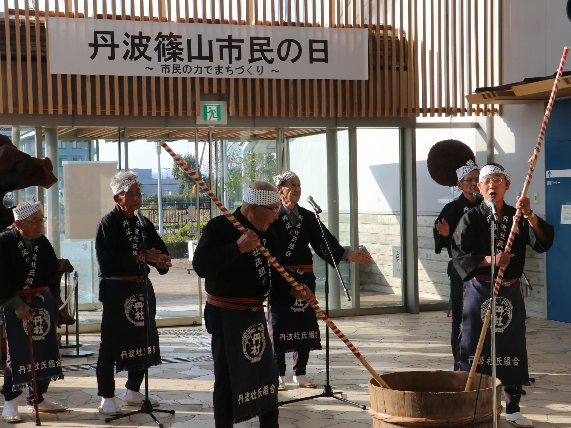 丹波流酒造り唄保存会が酒造唄を披露されている