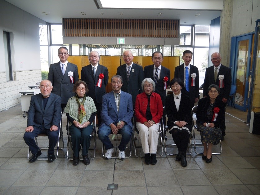 市展の受賞者のかたと来賓の方との記念撮影