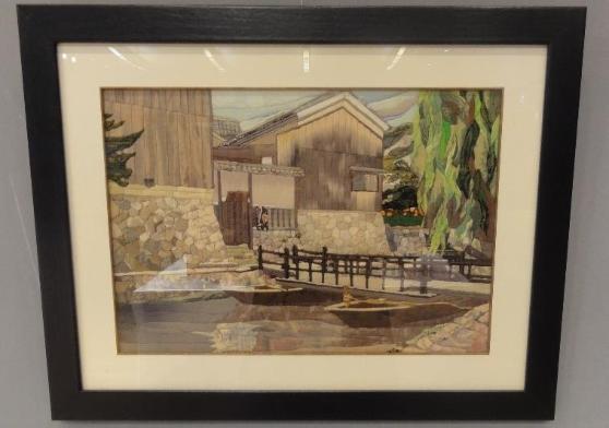 岸辺に船がある水辺の町の様子を描いた彫刻・工芸作品